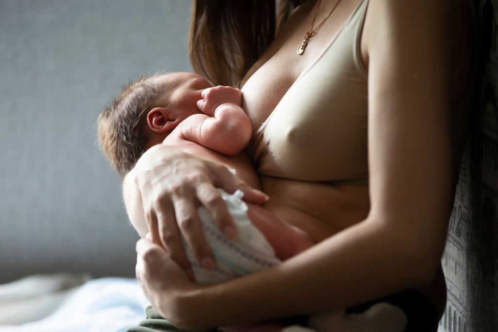 Une jeune maman qui allaite son enfant 