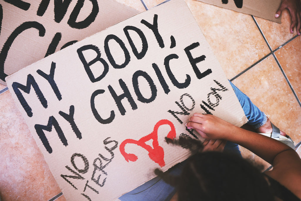 Femme réalisant une pancarte pour lutter  contre la loi anti avortement aux USA