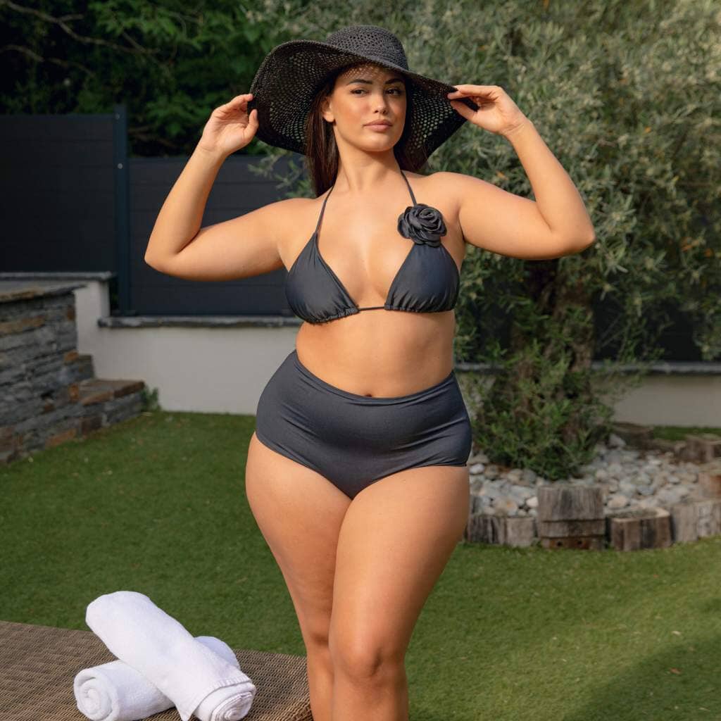 Jeune femme brune élégante avec un chapeau à larges bords, portant une culotte de bain menstruelle taille haute pour flux léger à abondant. Le bas de maillot de bain menstruel taille haute est une protection périodique lavable, chic et confortable